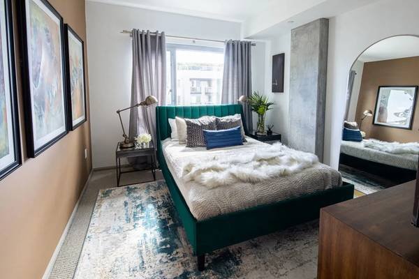 $5,467 for a 2BR 2001ft² Unit with Deep Wood-Style Plank Flooring and a Poolside Lounge (1600 Vine St, Los Angeles, CA)