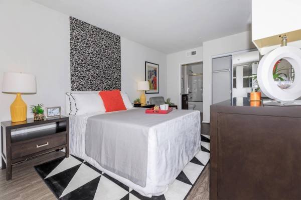 $2,599 for a 2BR 964ft² Unit with Granite Countertops, a Pantry, and Satellite TV Ready (1026 S Broadway, Los Angeles, CA)