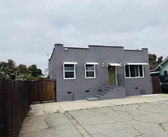 $1,650 for a 3BR 950ft² Spanish-Style Front House – Residential Only (Los Angeles)
