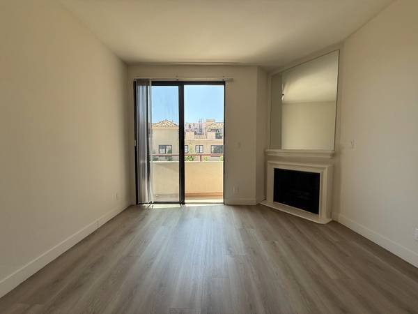 $3,795 / 2br - 2 Bed / 2 Bath Westwood Apartment with Kitchen Appliances/Parking and More (Westwood 90024/UCLA, Brentwood, West LA, Beverly Hills)
