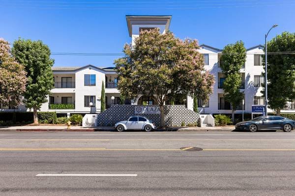 $2,495 / 2br - 1070ft2 - Gated 2Bed/2Bath in Canoga Park with Controlled Access (21031 Parthenia St, Canoga Park, CA)