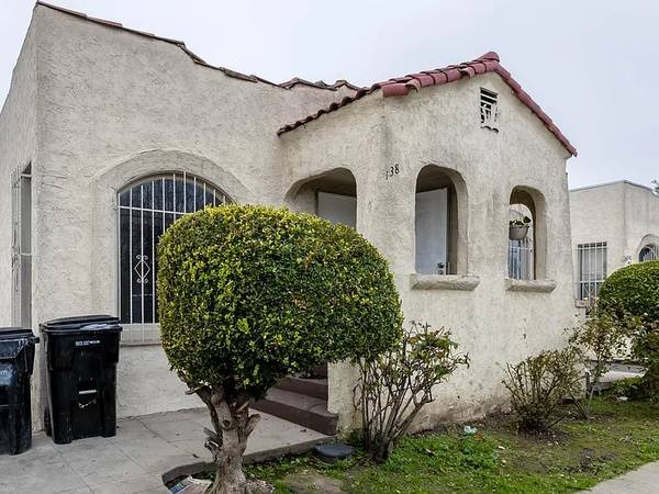 $890 / 2br - 698ft2 - Stylish 2-Bedroom Single-Family Residence Cozy 2 Bedroom (Los Angeles)
