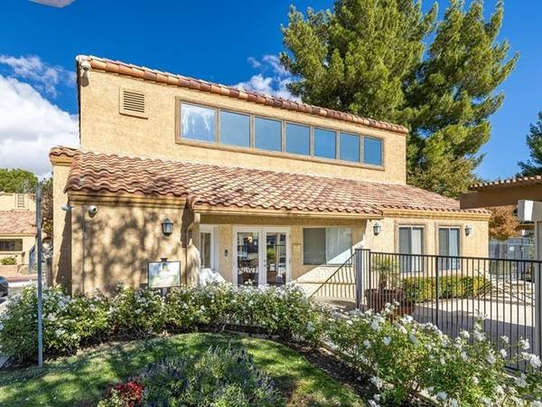 $1,565 / 1br - 644ft2 - 1/bd, Mountain View (Select Units), Courtyard, Central A/C &amp; Heat (43230 Gadsden Avenue, Lancaster, CA)