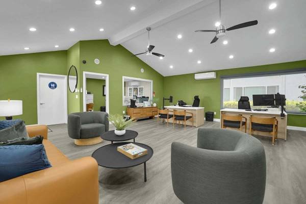 $2,130 / 1br - 625ft2 - Dual Pane Windows, Fitness Center, Updated Kitchen (501-525 N 4th St, Montebello, CA)