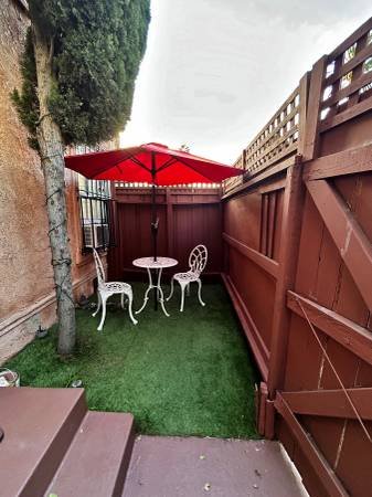 $1,525 RARE FIND -- RENOVATED -- PRIVATE ENTRANCE &amp; FENCED YARD -- DOGS OK! (Hollywood)