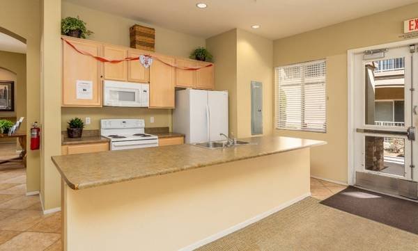 $1,450 / 1br - 648ft2 - 1-Bedroom with Refrigerator, Elevator, and Air Conditioner (38780 Orchid View Pl, Palmdale, CA)
