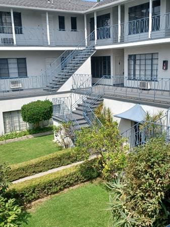 $2,195 / 1br - 600ft2 - Clean and Spacious Newly Painted 1-Bedroom 1-Bath (Los Feliz)