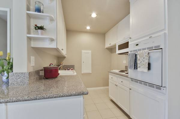 $2,325 / 1br - 752ft2 - Beverly Grove/Beverly Hills 1-Bedroom with Hardwood-Style Floors and A/C (Next to Beverly Hills)