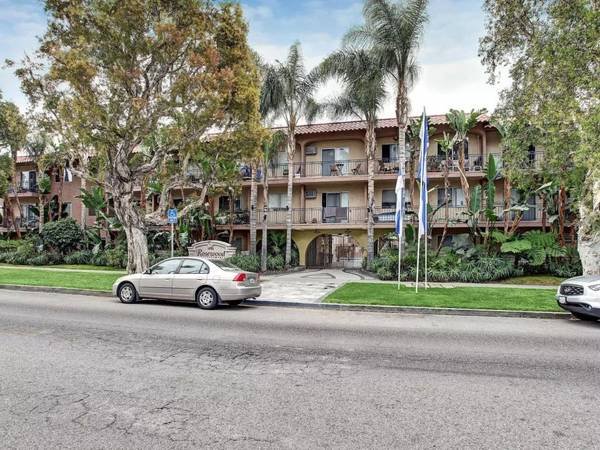 $2,995 / 2br - Beautiful Unit - Heated Lap Pool - Outdoor BBQ - Gym and More! (West Los Angeles)