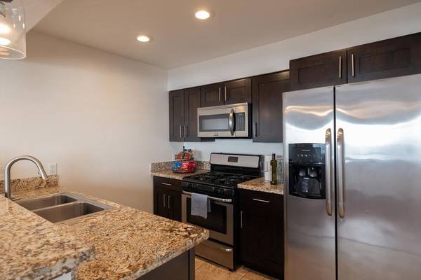 $2,495 / 2br - 24/7 Emergency Maintenance, Central AC/Heat, 2 Bedroom 2 Bathroom (423 North Oxford Avenue, Los Angeles, CA)