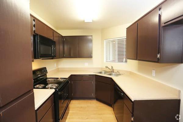 $2,320 / 3br - 932ft2 - Washer &amp; Dryer Included, Ample Closet Space, Ceiling Fan (Palmdale)