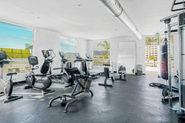 $3,124 / 1br - 987ft2 - Media Room, Availability 24 Hours, Microwave (111 N Louise St, Glendale, CA)