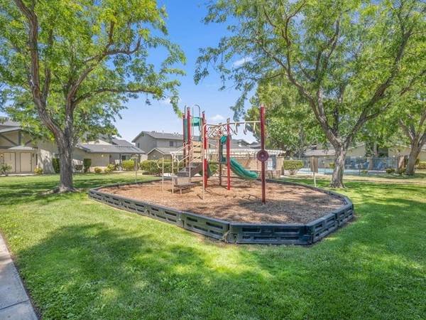 $2,500 / 3br - 1204ft2 - 3 Bedroom 1.5 Bath, Lancaster CA, Gas Range (Park Place in West Lancaster)