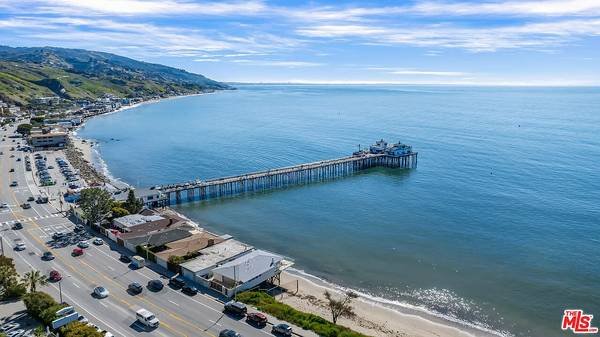 $1,755 / 2br - Pacific Coast Hwy, Malibu, CA. Opposite Pier &amp; Beach. (5/12/25 to 5/19/25) (Malibu, CA)