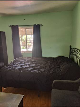 $950 / 3br - Private Room for Rent A/C Pool. (Paramount)