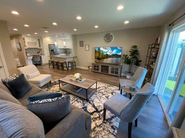 $391 / 2br - Burbank Luxury 2-Story Home with Amazing Views (Burbank Empire)