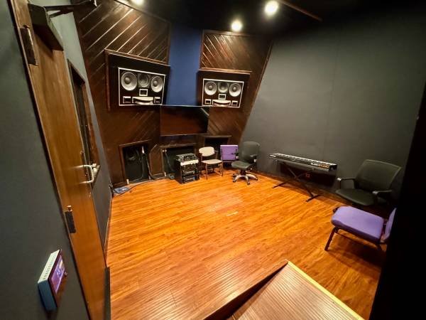 $3,800 / 750ft² - Large Production Studio for Lease - Large Price Reduction! (North Hollywood)