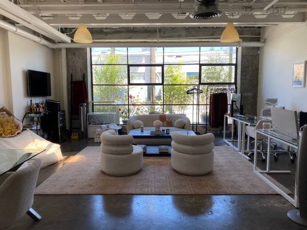 $5,575 / 1800ft2 - Ground Floor Easy Access Space - Floor to Ceiling Windows (Santa Monica)