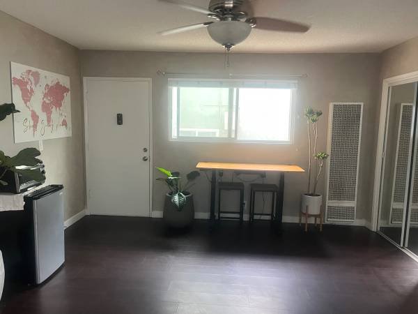 $2,600 Apartment by the beach with sauna (Venice)
