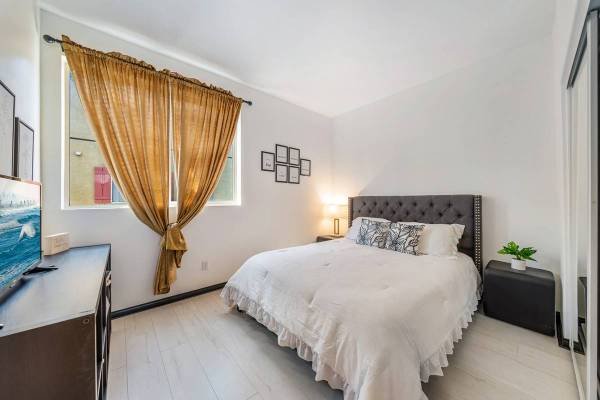 $1,550 / 3br - 1492ft2 - Furnished Luxury Queen Room and Private Bath - Utilities Included