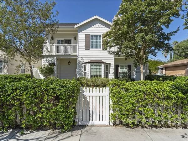 $1,650 / 5br - 250ft2 - Mini Mansion - Private room featuring a balcony and walk-in closet, utilities included (Burbank)