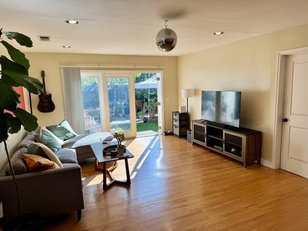 $1,200 / 4br - Private room and bath in beautiful spacious home with backyard (Beverlywood / Culver City Adjacent)