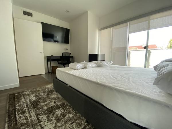$1,450 / 4br - 1200ft2 - Furnished Private Room near Beverly Grove (Hollywood)