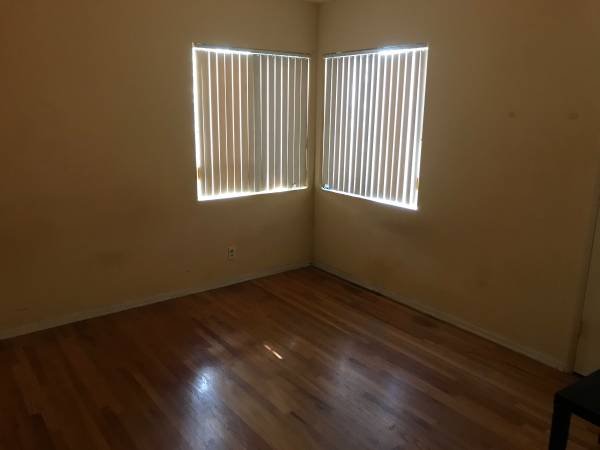 $990 / 1br - 230ft2 - Room in a big 3+1 apartment with back yard in the best area (Studio City)