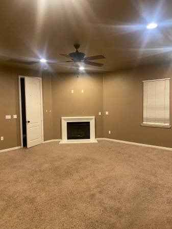 $1,050 Large studio room available (Santa Clarita, Saugus)