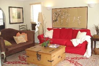 $2,400 for a 1-bedroom, 775 sq ft - Cozy Bungalow for Rent in the Fashionable Melrose Area (Melrose)