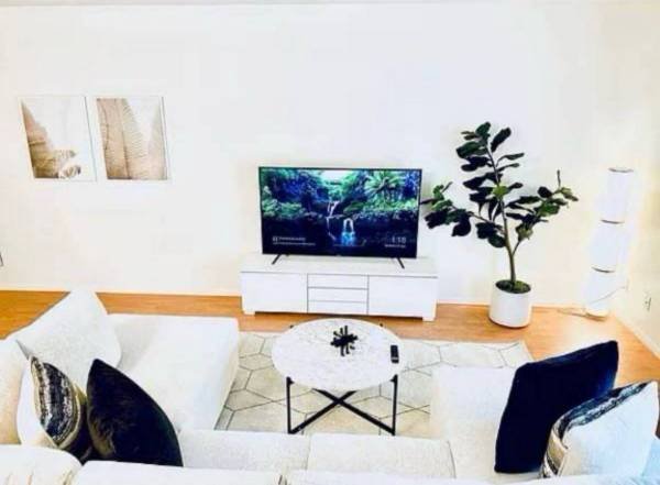 $2,495 / 2br - The Beach is a Mere 2 Miles Away and Includes the Famous Santa Monica (Santa Monica)