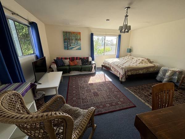 $2,050 / 500ft2 - Upper Spacious Furnished Studio 500/Week (Venice)