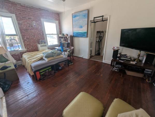 $1,900 / 1br - 600ft2 - Bright Apartment in the Heart of Silverlake (Silverlake)