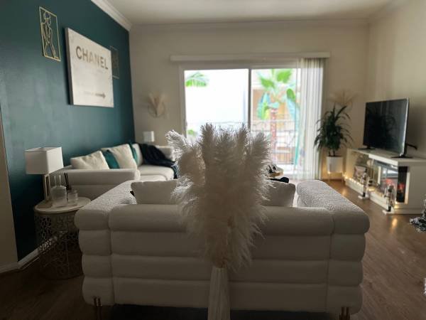 $1,500 / 2br - Room with Private Bathroom Available Luxury DTLA (DTLA)