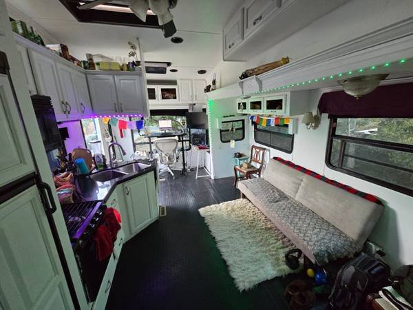 $1,500 / 1br - 300ft2 - Huge Trailer in Gorgeous Topanga Mountain Sublet (Topanga)