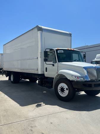 26ft Box Truck with Liftgate for Home Deliveries, Furniture, and Appliances (Los Angeles)